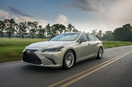 2019 Lexus ES 300h: Larger, more luxurious, more fuel efficient