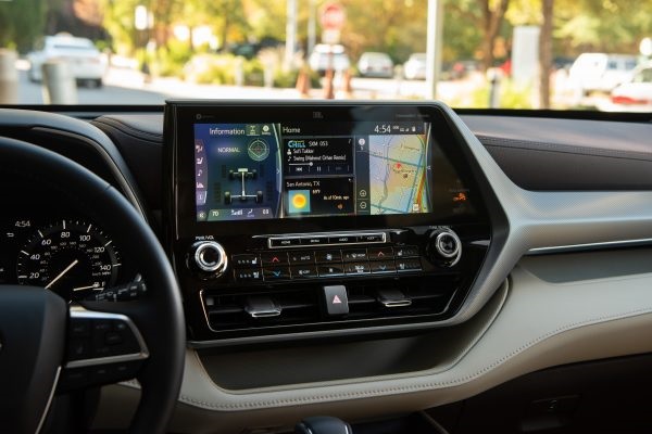 The new Highlander's The Platinum’s 12.3-inch-wide infotainment screen