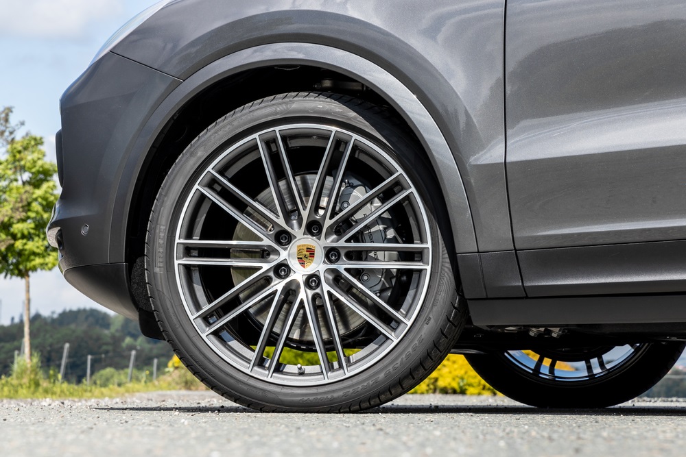 21-inch Pirelli P Zero tires, 285/40 ZR at the front