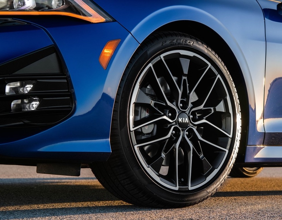 A 19-inch K5 alloy wheel