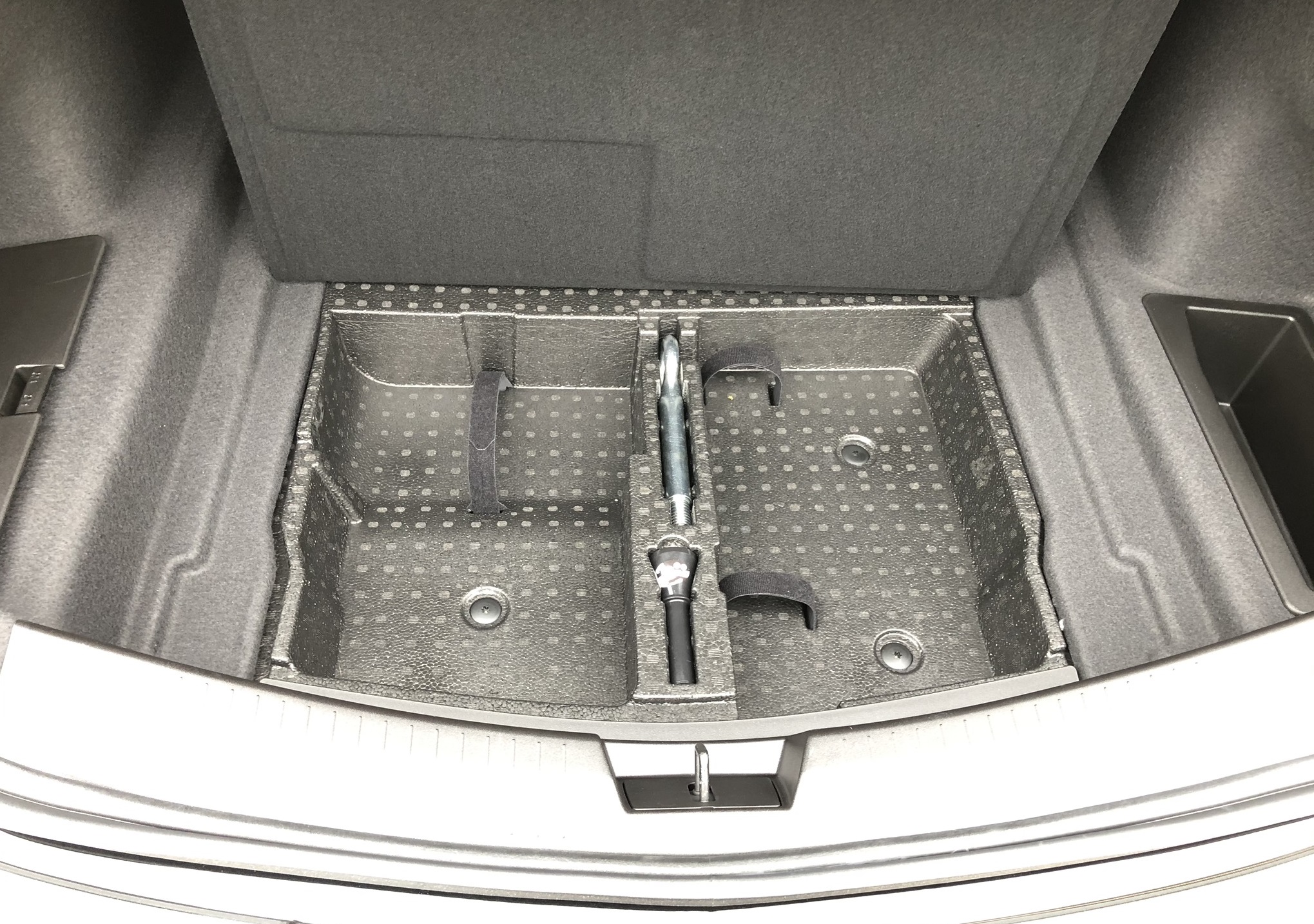 The underfloor storage of the trunk.