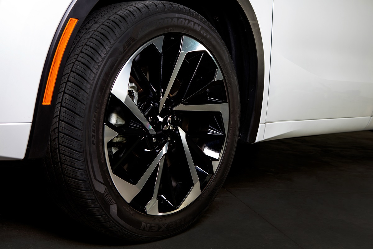 The 20-inch Outlander alloy wheel and all-season tire.