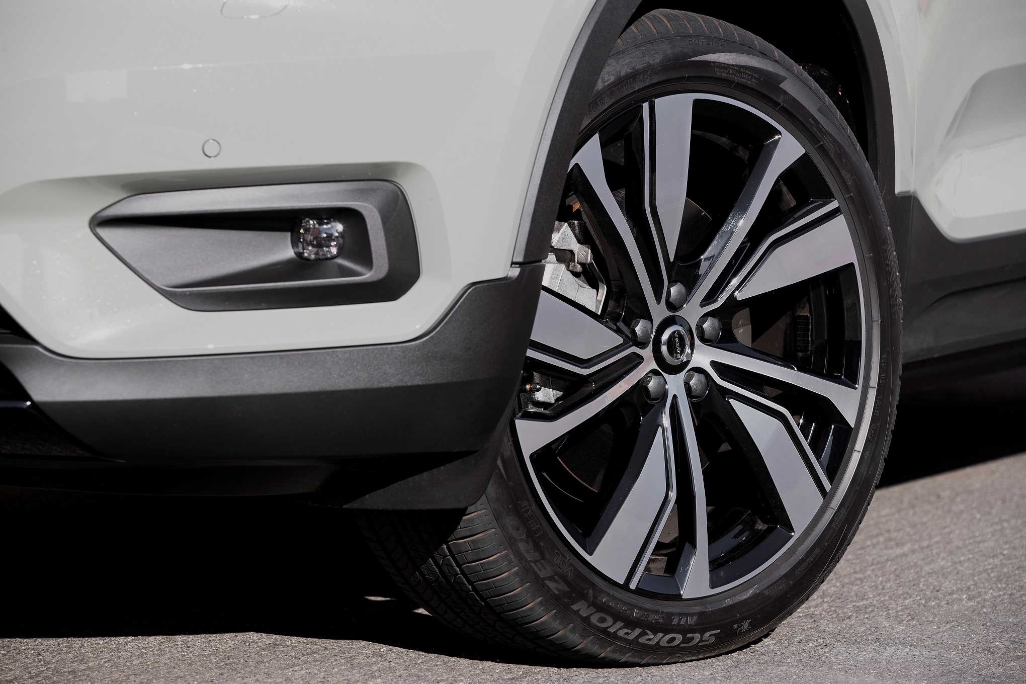XC40 tire and wheel