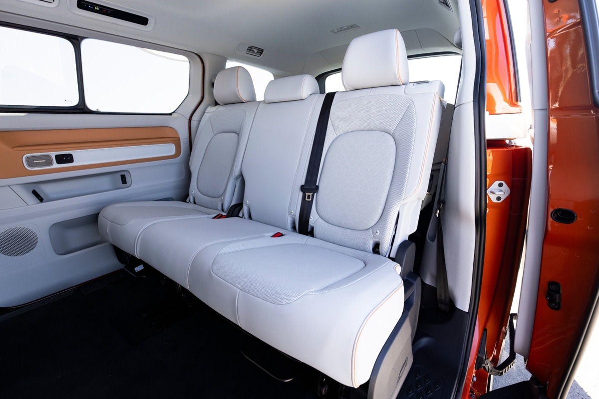 Second row captain’s chairs or the three-person bench seatback can be folded flat or split 40/60. 
