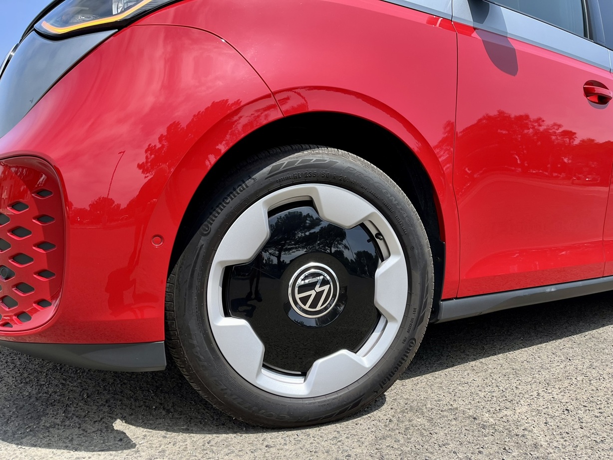 20-inch Continental ProContact tires are optimized for low rolling resistance. Silver wheels with a gloss black disc recall the original VW Microbus. 