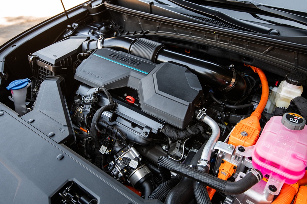 Looking at the engine bay and the tucson's hybrid engine