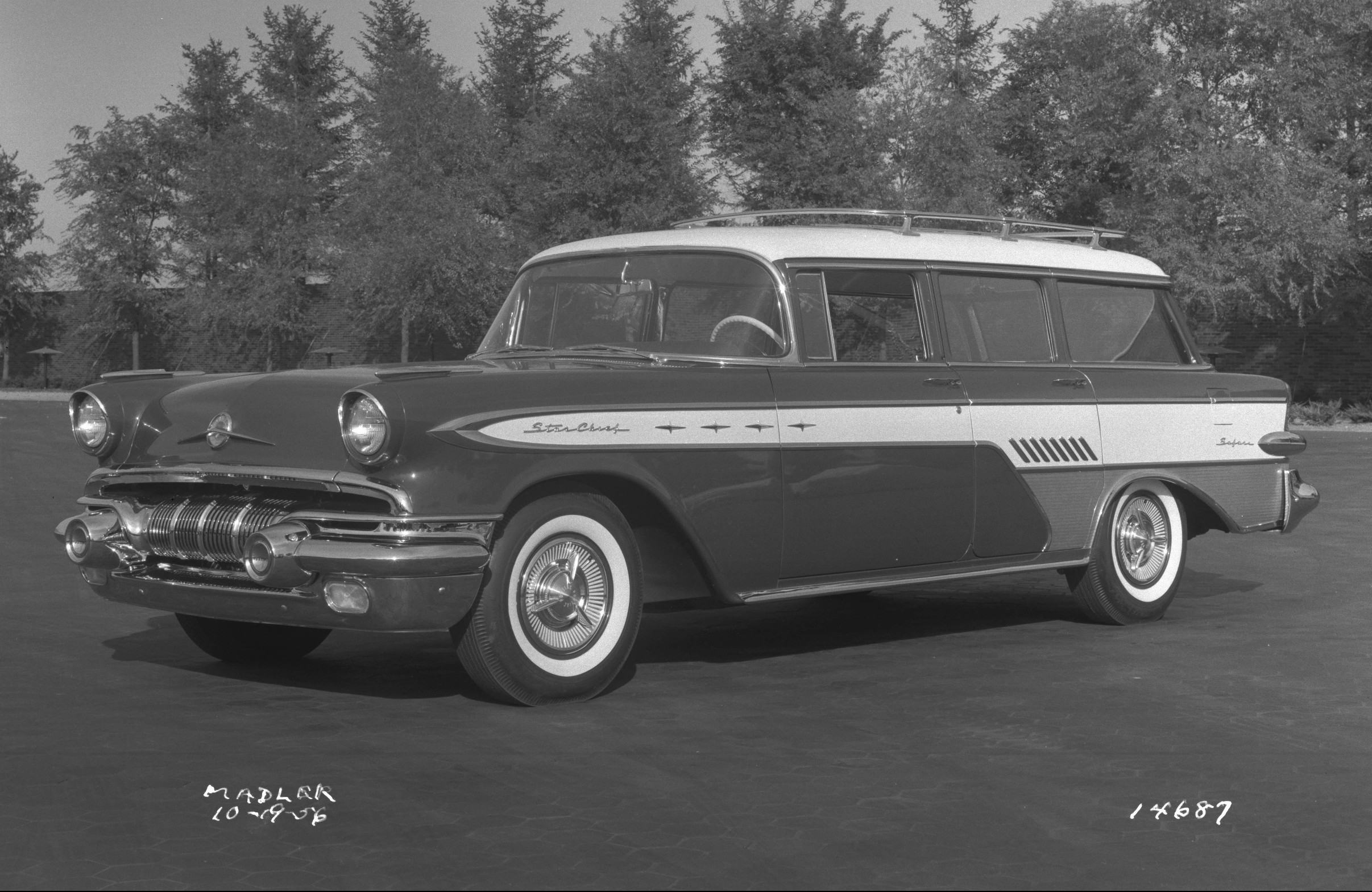 n mid-1957, Pontiac introduced the four-door Safari Transcontinental. It featured unique side trim and a standard roof luggage rack.