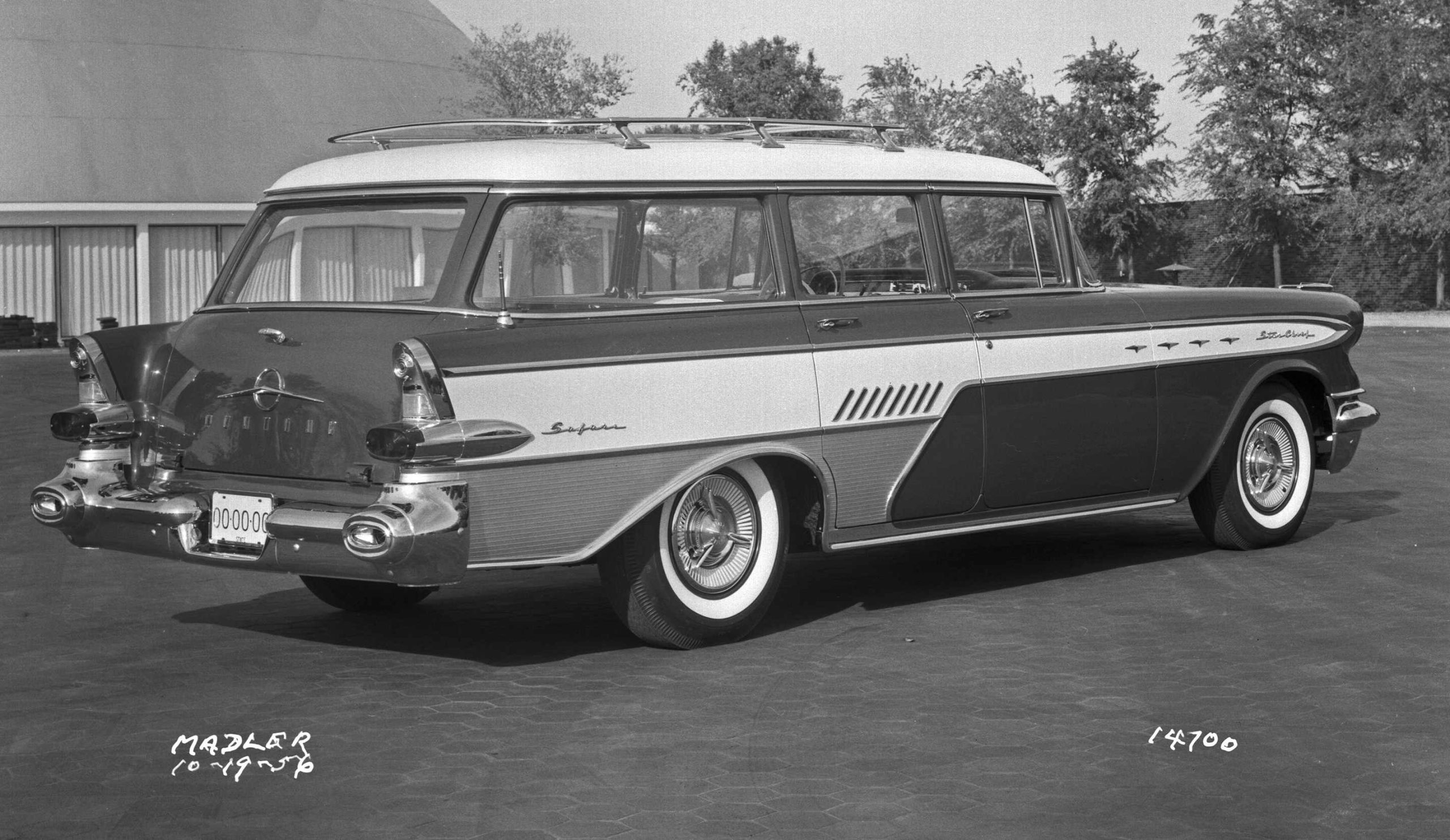 The 1957 model is easily identified by its massive “Star Flight” kontur-styled rear fins. Above, note the iconic Pontiac front fascia designed by Paul Gillan, head of the Pontiac Design Studio from 1951 to 1958.