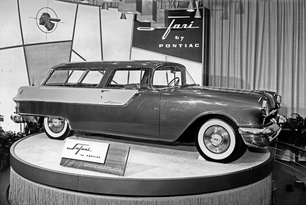 A black and white auto show image of a 1955 Pontiac Safari on a turntable