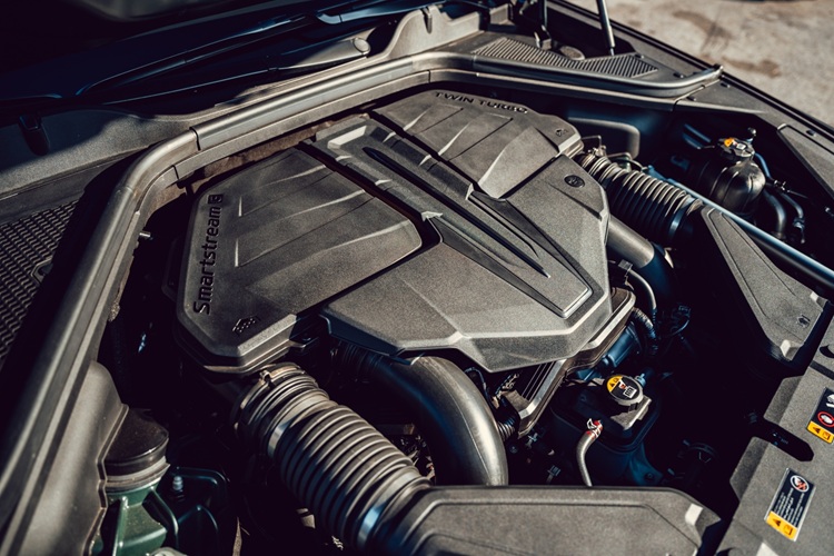 Looking at the 375-hp, twin-turbocharged 3.5-liter V-6 is paired with an eight-speed automatic transmission.
