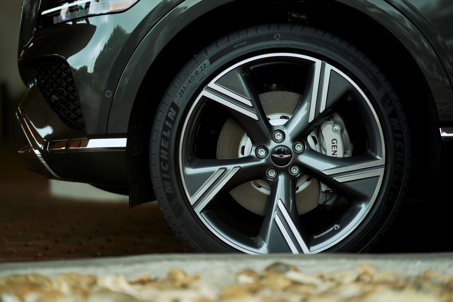 Looking at a 22-inch Michelin tire and wheel of the GV80