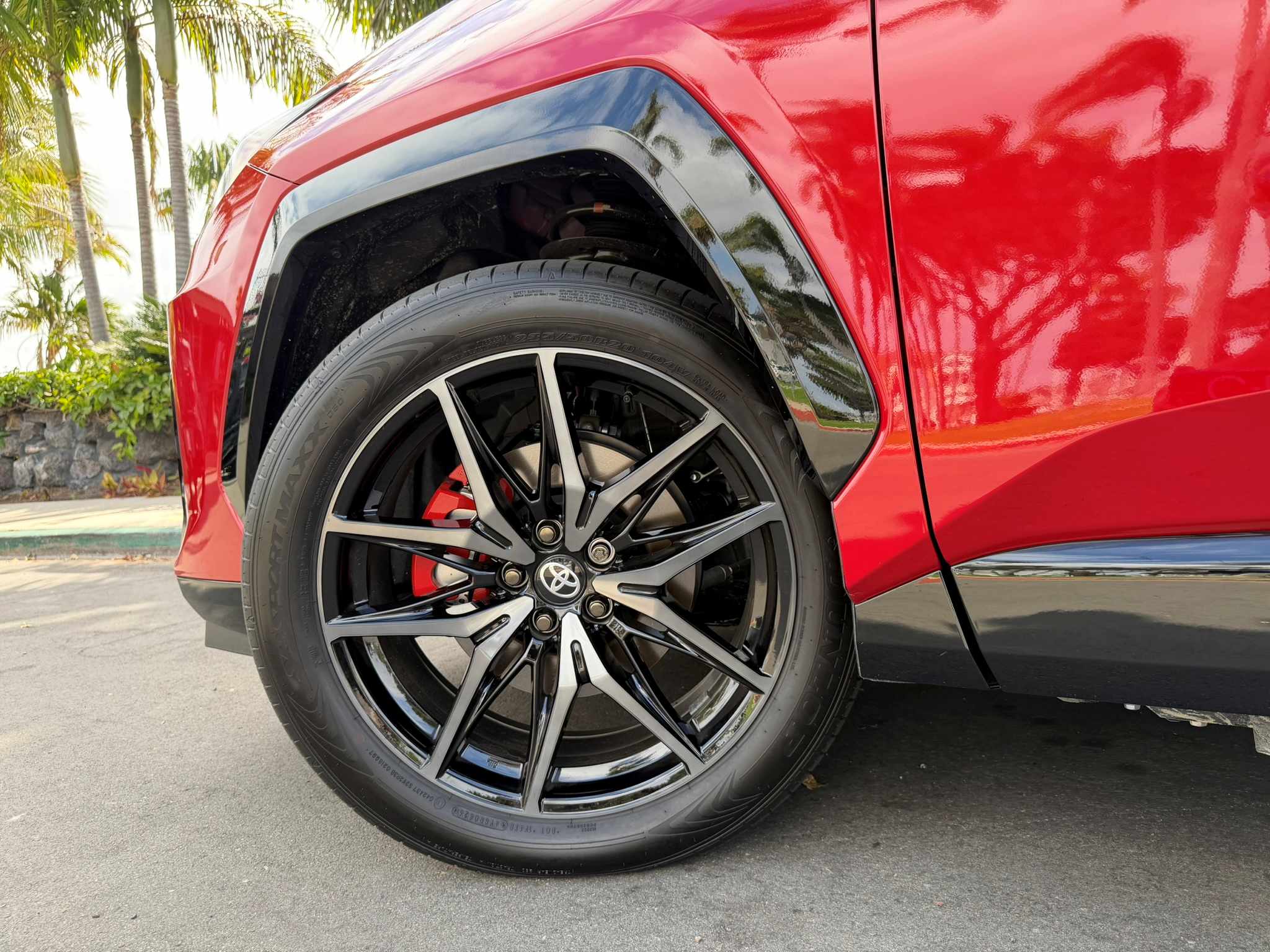 Looking at the driver side front tire. 20-inch wheels with Dunlop Sportmaxx summer performance tires.